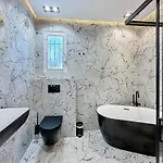 Modern 5-bedroom With Swimming Pool In
