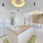Modern 5-bedroom With Swimming Pool In Villa *