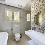 Villa Modern 5-bedroom With Swimming Pool In