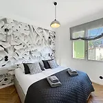 Modern 5-bedroom With Swimming Pool In Villa *