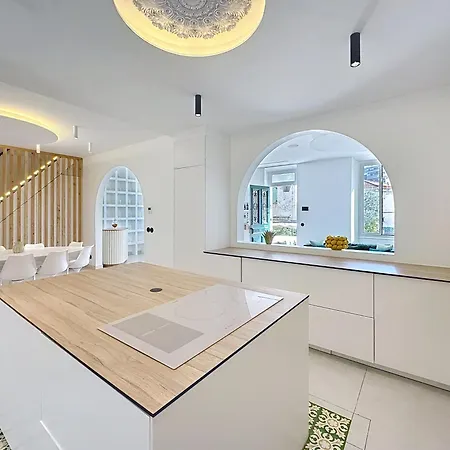 فيلة Modern 5-bedroom With Swimming Pool In