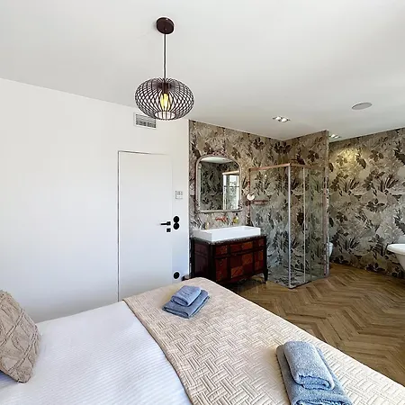 Modern 5-bedroom With Swimming Pool In فيلة