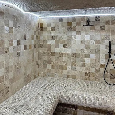 Modern 5-bedroom With Swimming Pool In فيلة *