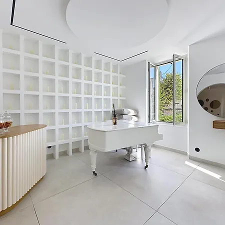 Вилла Modern 5-bedroom With Swimming Pool In *