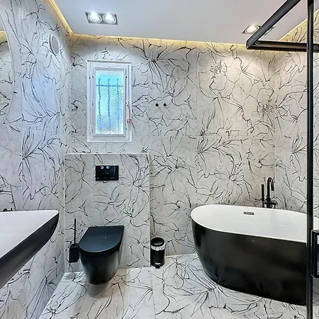 Modern 5-bedroom With Swimming Pool In