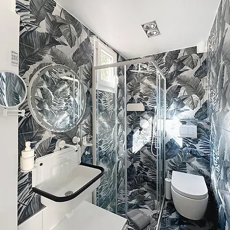 Modern 5-bedroom With Swimming Pool In