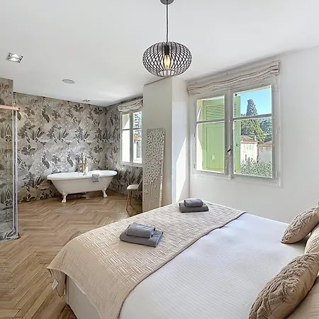 Modern 5-bedroom With Swimming Pool In Villa Cannes