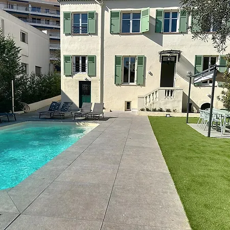 Modern 5-bedroom With Swimming Pool In