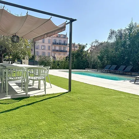 Modern 5-bedroom With Swimming Pool In