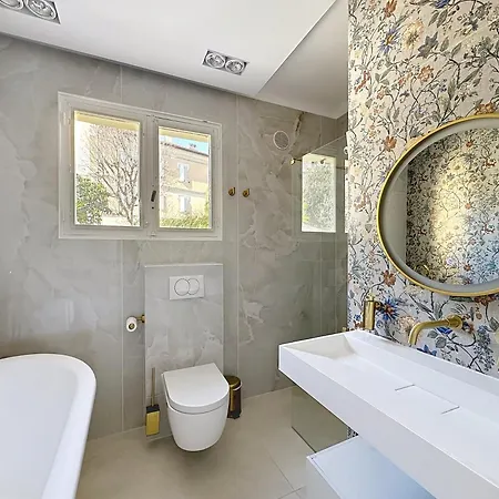 Вилла Modern 5-bedroom With Swimming Pool In
