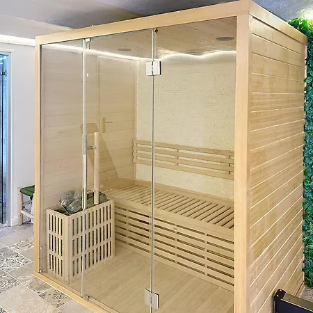 Modern 5-bedroom With Swimming Pool In