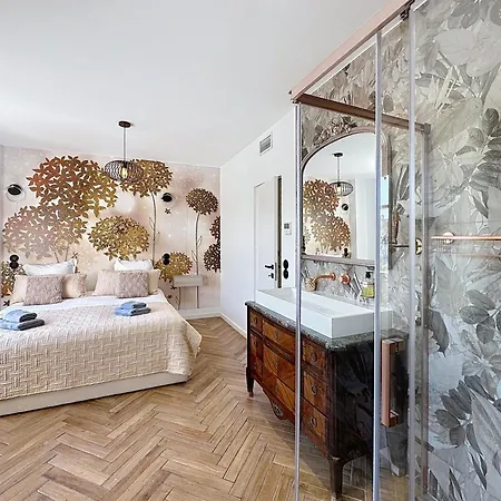 Modern 5-bedroom With Swimming Pool In Villa *